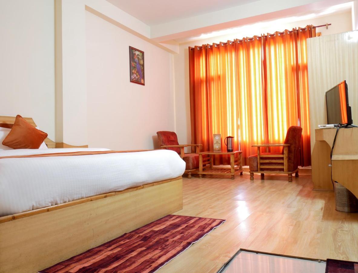 New Ambika International Mall Road Hotel Manāli Zewnętrze zdjęcie