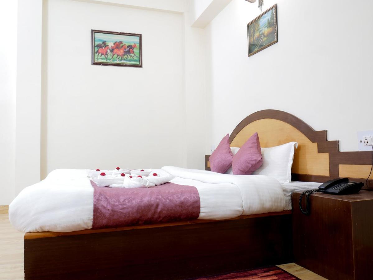 New Ambika International Mall Road Hotel Manāli Zewnętrze zdjęcie