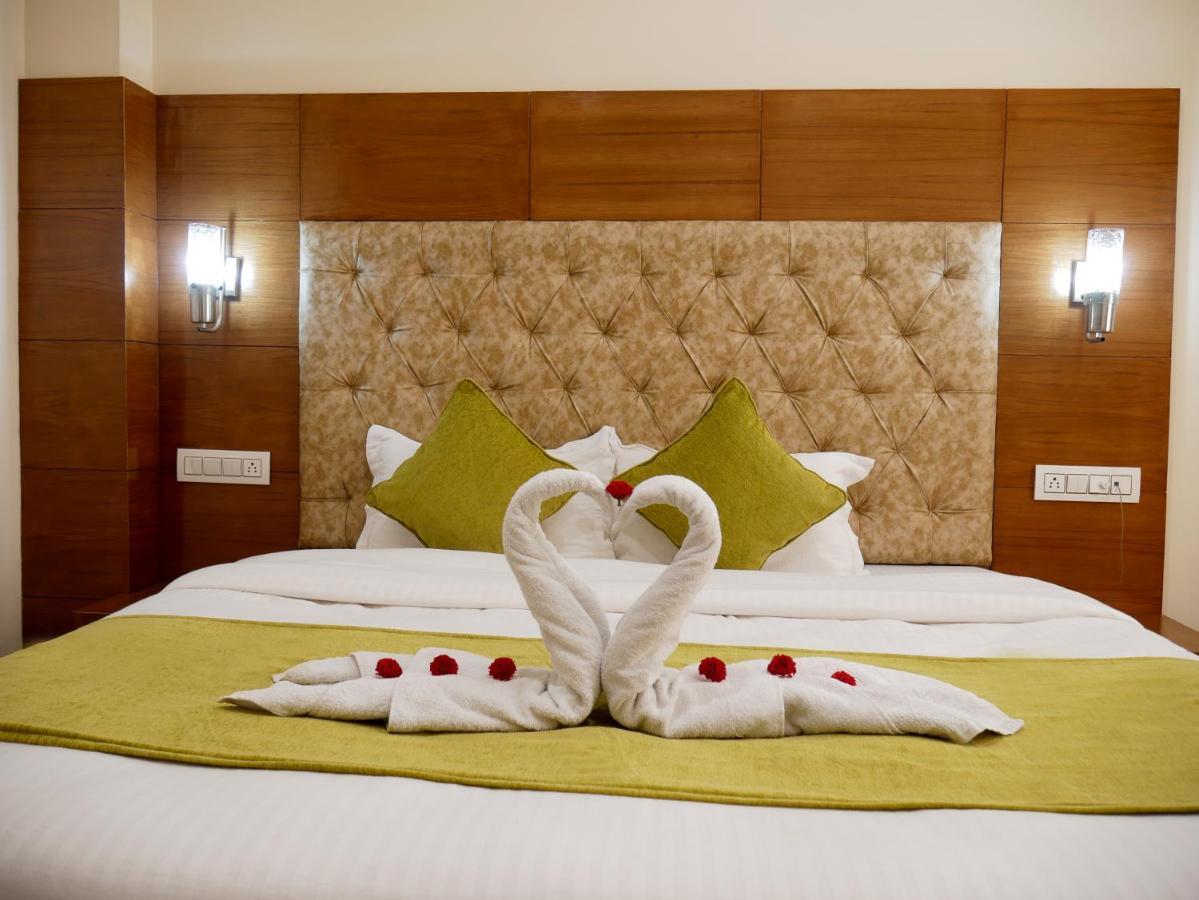 New Ambika International Mall Road Hotel Manāli Zewnętrze zdjęcie