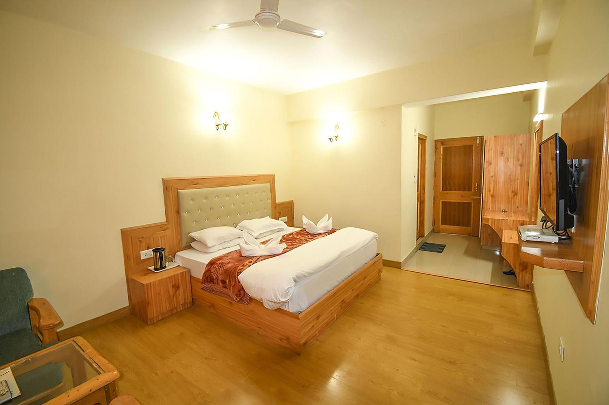 New Ambika International Mall Road Hotel Manāli Zewnętrze zdjęcie