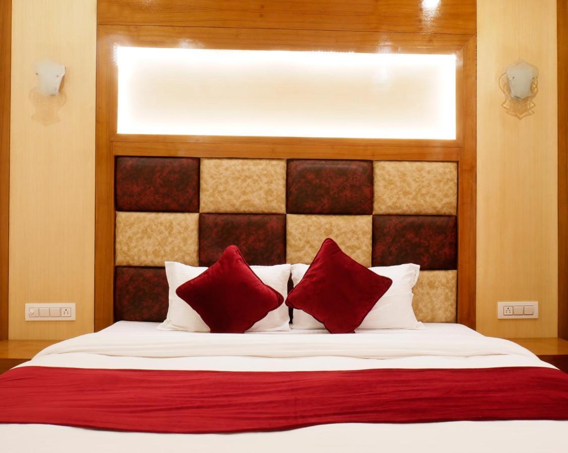 New Ambika International Mall Road Hotel Manāli Zewnętrze zdjęcie
